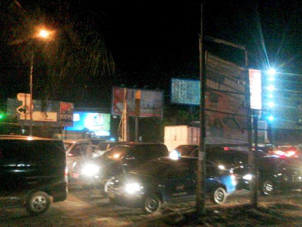 AnjasChambank's tweet image. Pusat kemacetan parah ini pertigaan bandara nass, rambu lalu lintasnya mati #Persoalan cc @SupirPete2 @lelakibugis