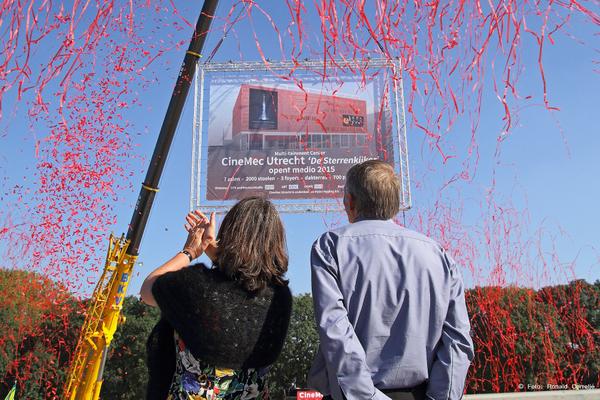 Bouw bioscoop 'De Sterrenkijker' in Leidsche Rijn van start met druk op de knop en ophangen van 1e scherm <a href="/LRCentrum/">LeidscheRijn Centrum</a>