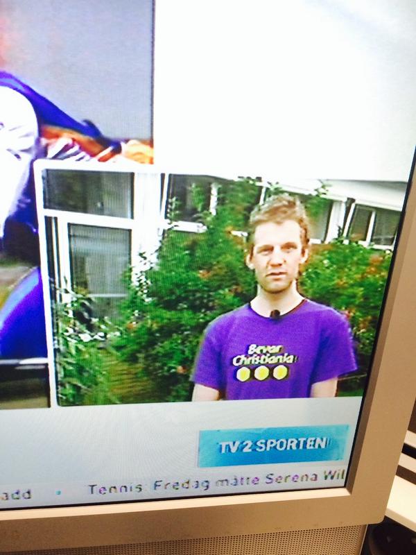 StineBJorgensen's tweet photo. Rasmus Quaade præsenterer nyt arbejde på News. I ny t-shirt!? #manwithamessage #cykling http://t.co/3XjzTz8rL8