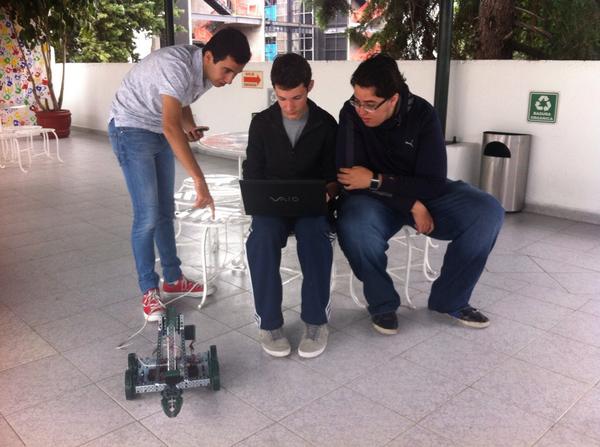 NukeA1A's tweet image. Última fase; ejecución del programa con #VexRob en #RobotUP, fuerza #NukeA1A!