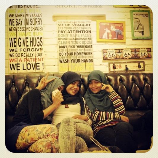 ratna_imin's tweet photo. Bareng kakak-kakak :D http://t.co/zPaWxx7oow