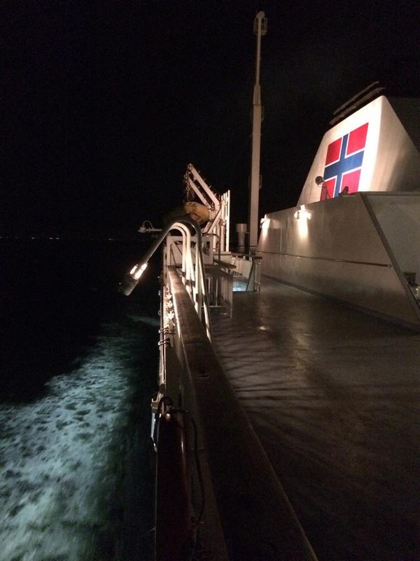 在華坊 夜の船のこういう感じ 好き 舟灯りに浮かぶさざ波 デッキの通路と暗い海 Http T Co Sg6xh375of Twitter