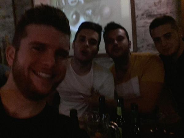 PerezEvolution's tweet photo. En las tascas con @frankiki_roca94 @Albertozambudio y el increíble pollo jajajja http://t.co/Htc48jDA8I