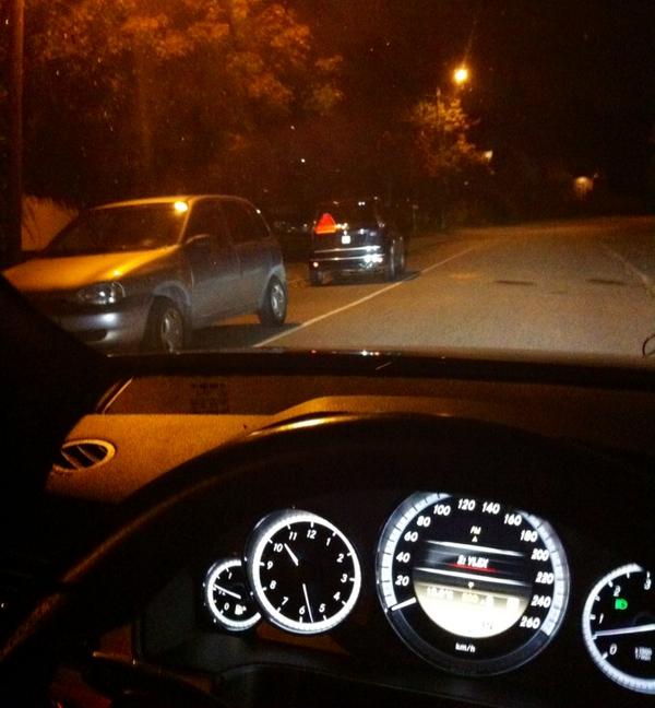 KalinainenTmu's tweet image. Ethän sä nyt voi noin sitä vetää parkkiin.. #mopoauto #janari #hönö