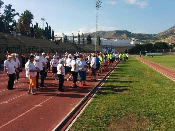 A tope los mayores de #Motril calentando para comenzar las II Olimpiadas de Mayores <a href="/AreaDepMotril/">Area Deportes Motril</a>