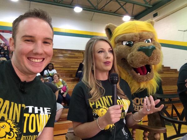EricCrosswhite's tweet photo. The MSSU Lion was a fan of @StaceyGarvilla! Good times at our #Friday #peprally! #LocalNewsToday http://t.co/MT9XCLdEg3