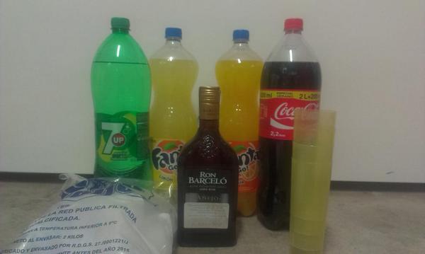 merkaplus's tweet photo. ¡LOTE ALCOHOL FIN DE SEMANA!
1 Ron Barceló (70cl) + 1 refresco (a elegir) + 4 vasos + Bolsa de hielos: ¡¡¡15'20!!! http://t.co/HJzIRqyFBa