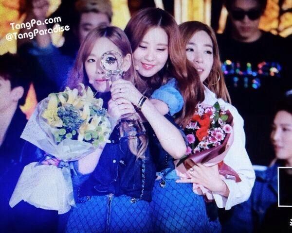 littleplaiii's tweet photo. รู้แค่ว่าเรารักของเราก็พอ
#Holler3rdWin 
#태티서 
#Holler 
<3<3<3 http://t.co/kTnPSUURiF