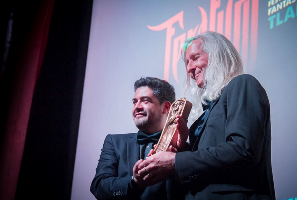 FERATUMFEST's tweet photo. Ayer le otorgamos el Nosferatu de Oro a Mick Garris. #FERATUM2014
@MARINCOLIN http://t.co/gzobZXGMlx