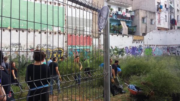 SomParalel's tweet photo. Veïnes dl Raval ocupen solar al c/Aurora per recuperar-lo de l'especulació i recordar 1 any sense #JusticiaJuanAndrés http://t.co/tx0FSoCiGA