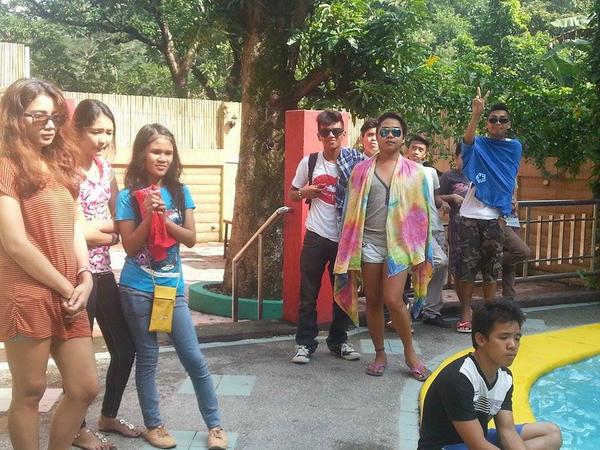 roicesentes's tweet photo. ung isa todo pose takot naman maligo !! >.< http://t.co/Fu9PlMalJc