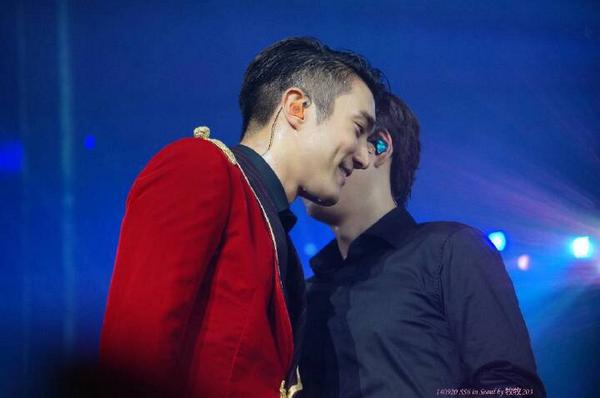 140919-21 Super Show 6 in Seoul - KYUHYUN Siwon (Cr. As tagged) #SuperJunior #규현 #WonKyu I know why u r whispering ㅋㅋ