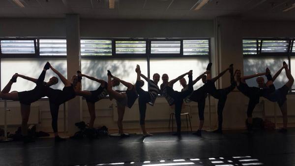 __kamee's tweet photo. Fijne schooldag gehad. Snel naar huis om van de pannenkoeken van mn zus te smikkelen. Enn weer lekker naar toneeel 😊 http://t.co/584MjDwcXv
