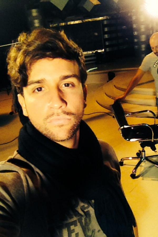 danimenez_DM's tweet photo. Ultimando los detalles para la Gala de mañana .. Día intenso de ensayo estos Viernes..! @boleros_TV #boleros http://t.co/EZ1xOeTn09