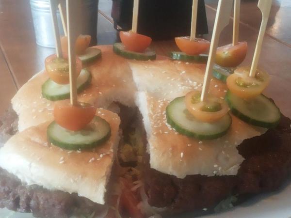 Binnenkort verkrijgbaar @ Sportsbar_Gro
Onze teamburger met een bucket frites voor €24,50