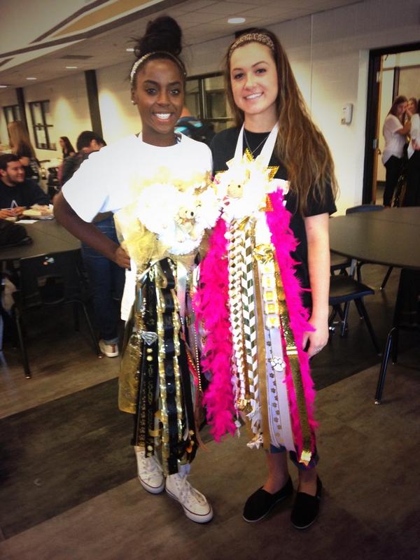 eaw_23's tweet image. MumFriday w/ me bffs 😍#senior15