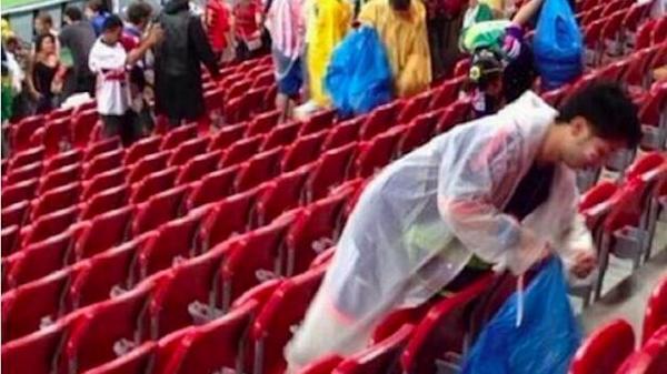 My_Clean_India's tweet photo. Japanese fans cleaned up the stadium after their match at the FIFA world CUP
#inspiration #MyCleanIndia #SwachhBharat http://t.co/D8uqYUOuwH