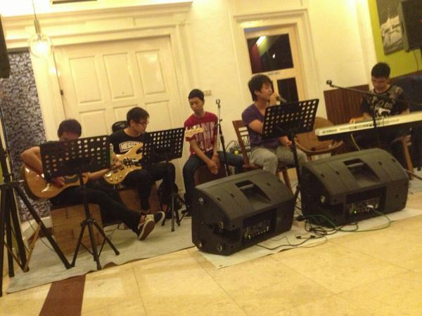 BeLva_band's tweet photo. Akustikan lagi, de'ARTe Cafe. http://t.co/7g3VjHlRkn