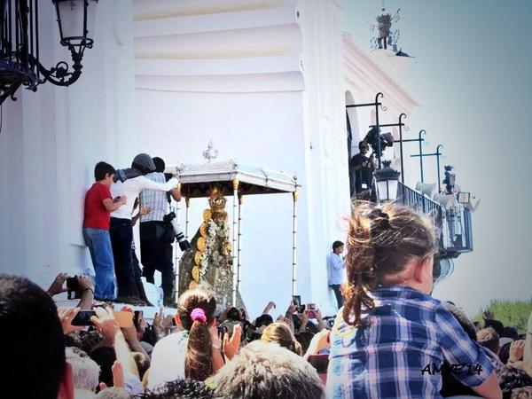 JRociero's tweet photo. Desde niño me enseñaron Blanca Paloma a quererte y así vengo cada año cuando mayo se adormece... http://t.co/WlbuSUL8E2
