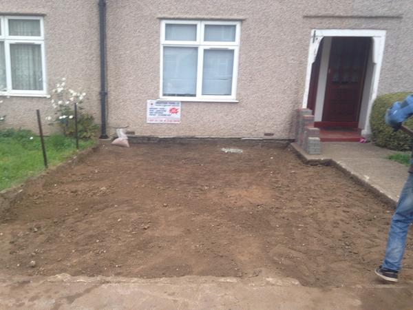SmartpointLtd's tweet photo. Driveway before http://t.co/mgymlLuZgC