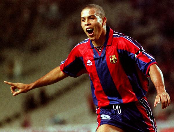 Dosis_Futbolera's tweet photo. ¿Sabías que? Ronaldo Nazario sólo jugó 51 partidos con el Barcelona, en los que anotó 47 goles. Bestial. http://t.co/PujgLPIdHS