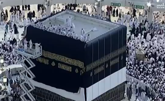Alkanz's tweet photo. Savez-vous que ce matin la Kaaba a été lavée à l'eau de rose et qu'elle a changé de vêtement ? http://t.co/ZqzhQxEDmP http://t.co/0n9FBMpKy3
