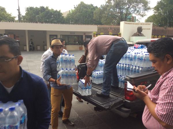 PRI_Nacional's tweet photo. Entregamos los víveres recibidos en nuestro centro de acopio. Gracias por tu ayuda solidaria http://t.co/oFNHHnmlJ9 http://t.co/tAaJLfk91U