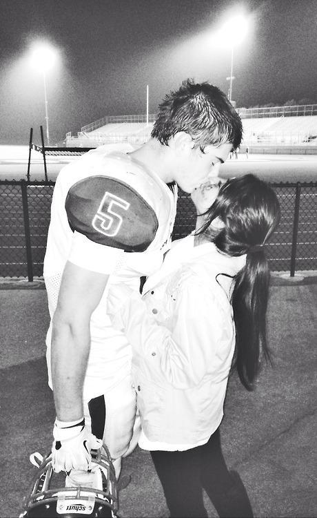 AmorEnGifs's tweet photo. ¡Un novio así! 🏈😻 http://t.co/3ORAGRzI1G