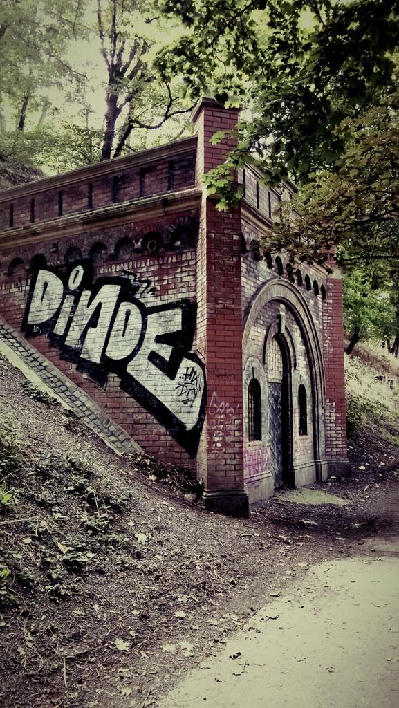 kamischa_com's tweet image. #graffiti  #stromovka #Prague #czechrepublic  Art of rubbish