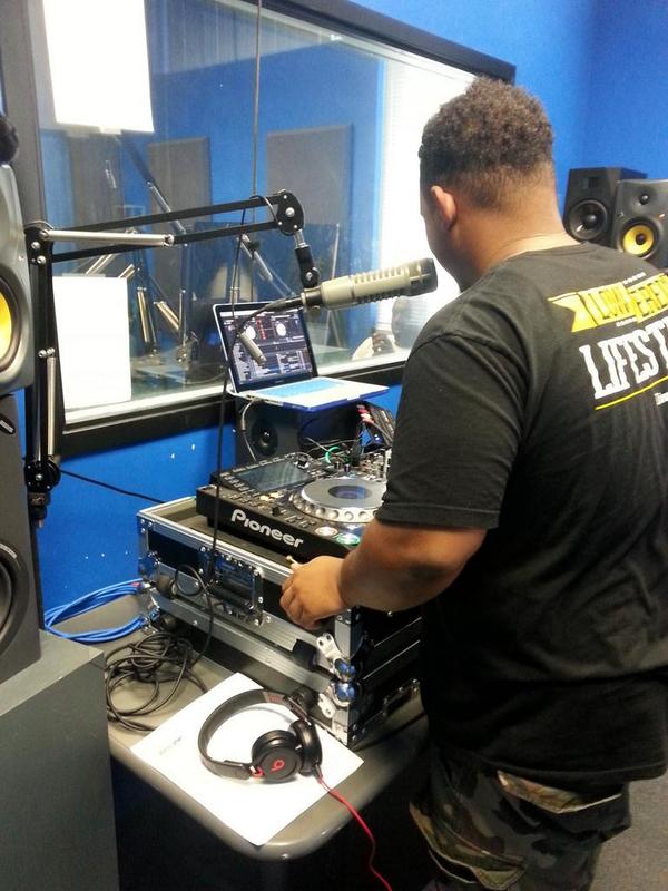 paradiselost_w's tweet image. Live interview @Shifta_Timeless 
 #Redwoodvibes
With @DJ_Redwood @IAMDJKOOLIE 
Tune in Fauowlradio.com NOW!!!