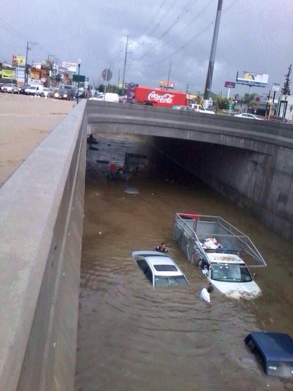 TraficoenMty's tweet photo. #vialidadMty @joluisgarcia: Precaución así Av. Lázaro Cárdenas y Acapulco #Monterrey  http://t.co/ACFTBcsxeg