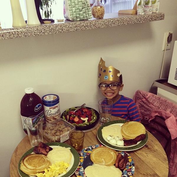 GotchaAgs's tweet image. Breakfast for my little king! #GodmommiesBaby #FutureDoctor #DoctorSmith #MyLove#LateBreakfast #HappyFriday ☺️