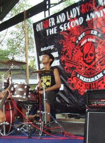 "@Ijhank13: The first time on stage (with <a href="/TOTALSUCK_/">TOTALSUCK</a> ) at <a href="/OSD_LR_MATARAM/">♬ OSD MATARAM ™</a> present The Second Anniversary. thn 2011  "