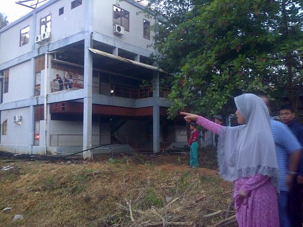 identitasonline's tweet photo. Rektor Unhas melihat sisa-sisa kebakaran. http://t.co/BMzBlWyMkz