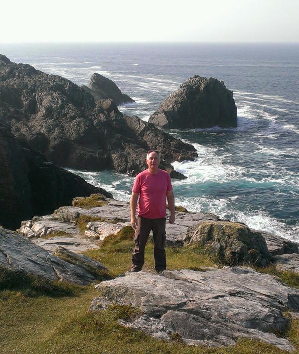 See me, see suave tourists? Malin Head .. Tshirt& sweltered.Colonials&eurotypes in big coatsnscarves. #bigsafties