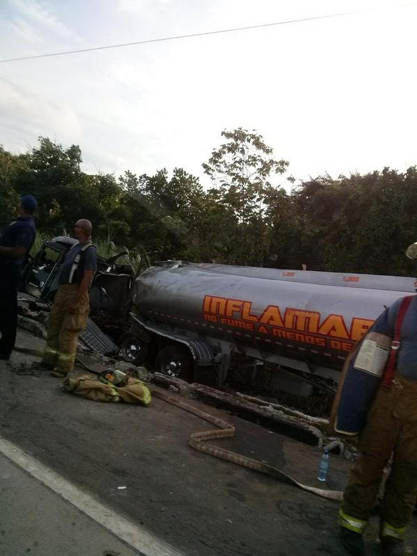 YjordanS's tweet photo. Accidente de articulado ocasiona trafico en centenario @Traficologo @TraficologoO @Telemetro @tvntrafico http://t.co/ZxaEHRgZMH