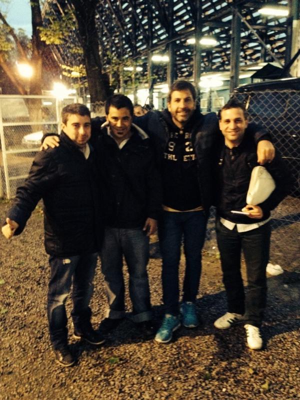 “<a href="/TotiPasman/">Juan Carlos Pasman</a>: La banda de <a href="/radiolared/">Radio La Red - AM 910 📻</a> a pleno! Que peinado @pipí novellook!!! ”// todos cara de boludo