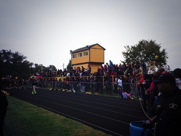 GPHS_SGA's tweet photo. Gwynn Park's 2014 Homecoming Game @hypeafstudents #BLACKOUT 🐝 http://t.co/COnt2jlk1a