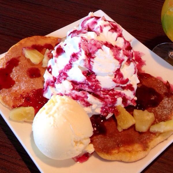 pan_pan_cake's tweet photo. 【店】Hawaiian Dining ALOHANA(栃木)

【名前】ブルー��リー&amp;パイナップルパンケーキ♡￥７００♡

山盛り生クリームがトッピング、ふんわり&amp;もっちり食感☆トッピングで自分好みにアレンジしてみて♪ https://t.co/D2JKjOeUA8