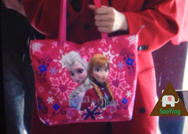 sujufor_elfindo's tweet photo. RT heechulfacts: 141004 Only Heenim can have the guts to carry pink Frozen Bag who is an Idol #HeenimStyle [SooYing] http://t.co/ypEgFF8PZq