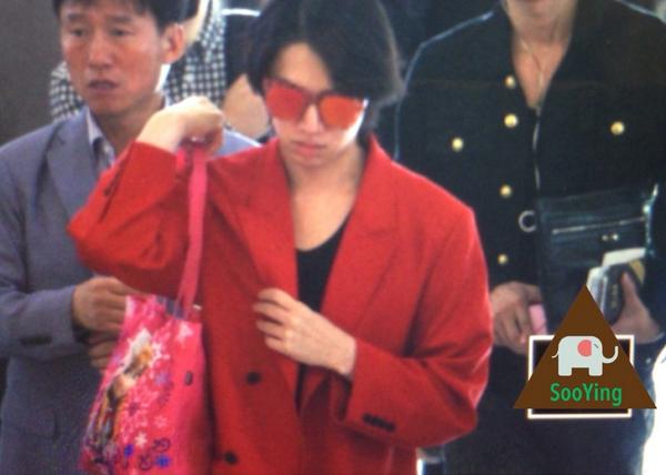 sujufor_elfindo's tweet photo. RT heechulfacts: 141004 Only Heenim can have the guts to carry pink Frozen Bag who is an Idol #HeenimStyle [SooYing] http://t.co/ypEgFF8PZq