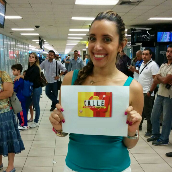 calle7panama's tweet photo. ¿Qué estará haciendo @AnnieC7PA en el aeropuerto? 
#Calle7Panama http://t.co/tBOXIGvPnz