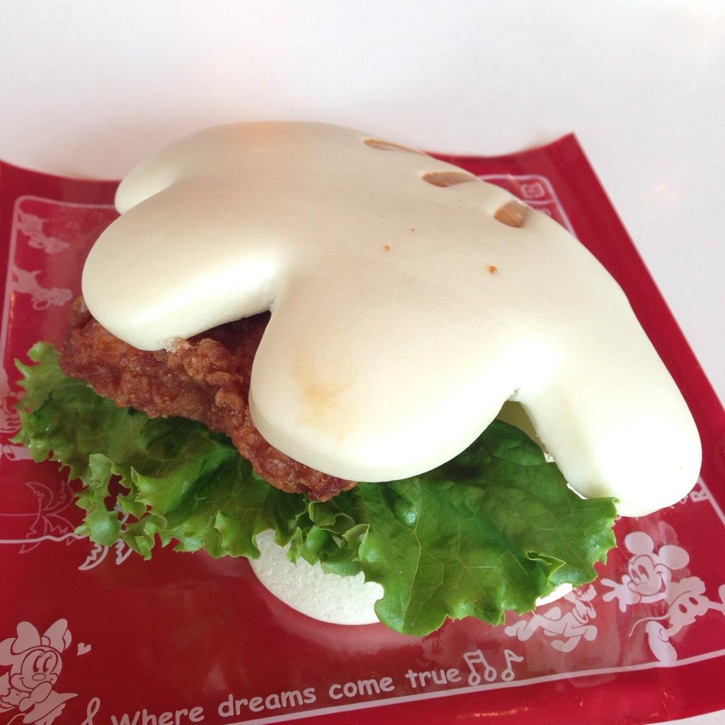 Mezzomikiのディズニーブログ Al Twitter ミッキーの手袋型のグローブシェイプチキンパオ プラザレストランで今日から無事に再販してます 550円 パンは甘めでもちもち チキンはさくさくでおいしいですよ Http T Co Gwj9hiupat Http T Co 3wfbjnlnni