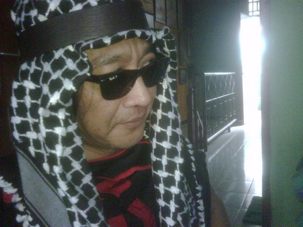 Apramadhanie's tweet photo. ini foto penggemar katak rhinella @sudjiwotedjo: Salam dari Ketua Front Pembela Kebetulan .. Al Tejo Minal Jancuk http://t.co/h4FlNG9B9y”