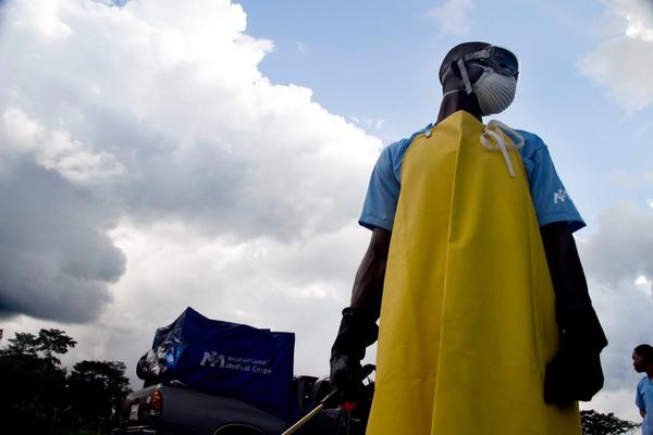 UNOCHA's tweet photo. #EbolaResponse: NGOs, @Federation heroically responding to biggest #ebola outbreak on record http://t.co/EF2oG5O5Qp http://t.co/dKpELuQyI1