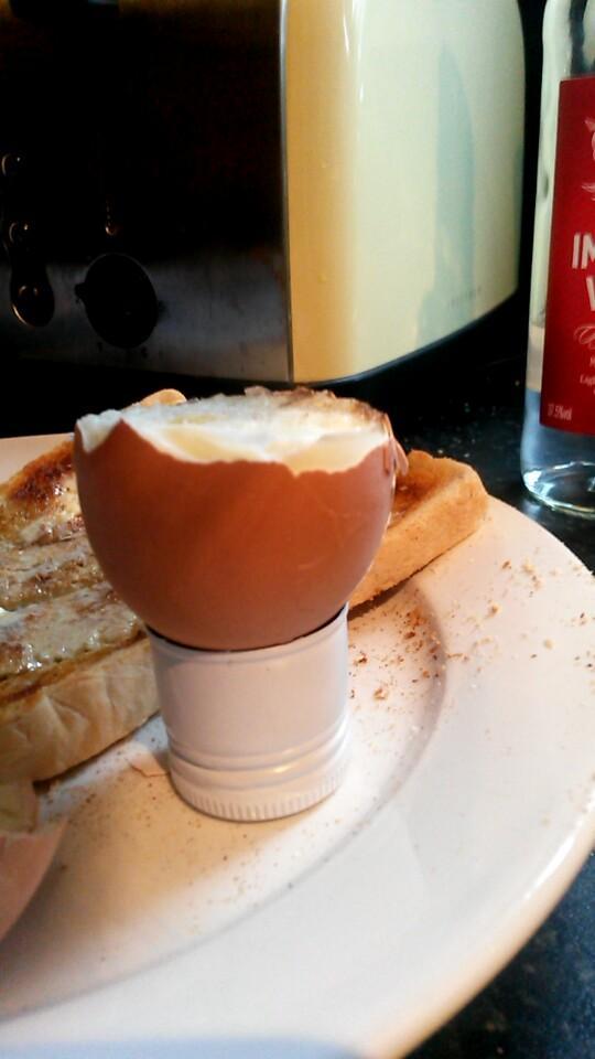 ohfuckoffwicked's tweet image. When you don&apos;t have an egg cup and have to use a vodka bottle lid #studentlyf #improv