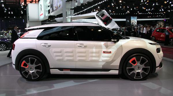 engadget's tweet photo. Citroen's hybrid concept car gets 115 mpg from thin air http://t.co/qiLhqmdFOy http://t.co/HNHuCzgett