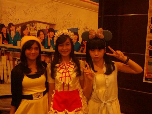 ada @Vanka_JKT48 <a href="/Nadila_JKT48/">Who's Who?</a> <a href="/Cindvia_JKT48/">kbts</a> di booth <a href="/LawsonIndonesia/">Lawson Indonesia</a>
Mampir kemari ya~ #JKT48GinghamCheckHS