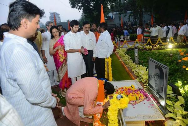 MayuSarmalkar's tweet photo. "@mayu sarmalkar: हिदूह्रूदय सम्राट पाठीशी !!!@AUThackeray @Rajput_Ramesh @V_Tulaskar @matkar_amol http://t.co/drJXEfwkG0