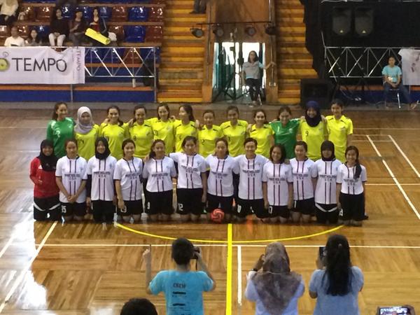 PsySummit's tweet photo. FINAL FUTSAL PUTRI ANTARA UNIVERSITAS GAJAH MADA VS UNIVERSITAS INDONESIA BAKALAN SEGERA DIMULAI!! *maap ganyantai* http://t.co/xNRhz3qXu1